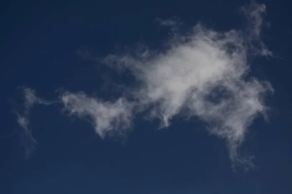 Низькокутний Знімок Білих Хмар Блакитному Небі Вдень — стокове фото