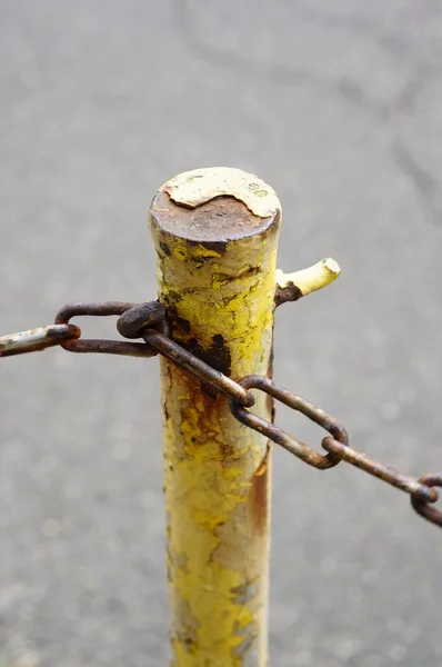 Primer Plano Polo Metal Amarillo Oxidado Con Cadenas — Foto de Stock