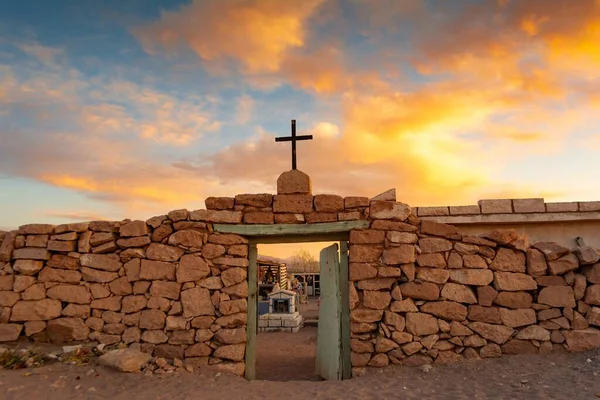 Foto Antico Cancello Con Una Croce Sotto Grande Cielo — Foto Stock