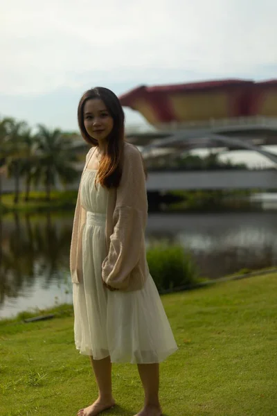 Çıplak Ayaklı Beyaz Elbiseli Asyalı Bir Kadının Dikey Yüzeysel Bir — Stok fotoğraf