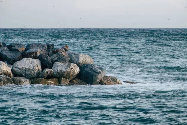 澄んだスカイラインの波に囲まれた石のパノラマショット — ストック写真