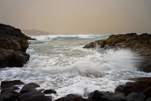 Een Prachtig Landschap Van Rotsachtige Kliffen Aan Zee Bij Zonsondergang — Stockfoto