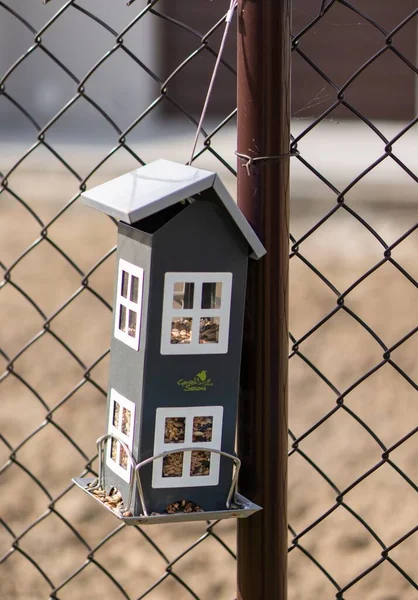 Een Close Shot Van Houten Huisvormige Vogel Voerbox Opknoping Een — Stockfoto