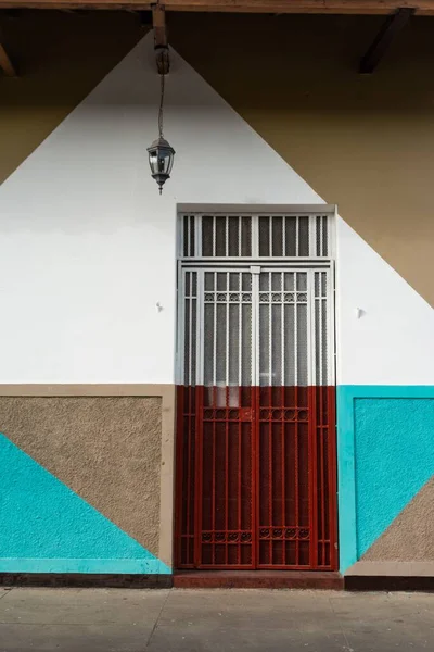 Colpo Verticale Porta Casa Con Recinzione Muro Colorato Granada Nicaragua — Foto Stock