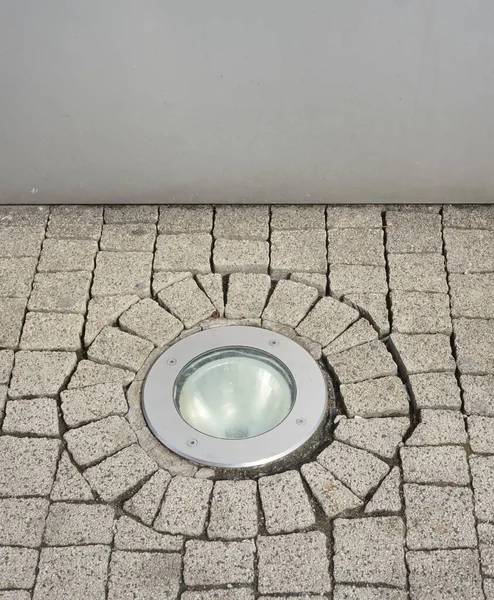 Sebuah Lampu Berbentuk Lingkaran Dan Batu Bata Trotoar — Stok Foto