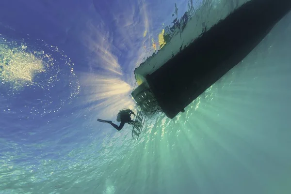 Mergulhadores Fazer Uma Paragem Segurança Debaixo Barco Mergulho — Fotografia de Stock