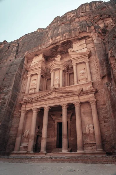 Plano Vertical Bajo Ángulo Del Histórico Petra Wadi Jordania — Foto de Stock