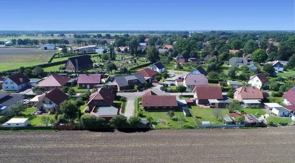 Vzdušný Záběr Budov Obklopených Stromy Poli Dne — Stock fotografie