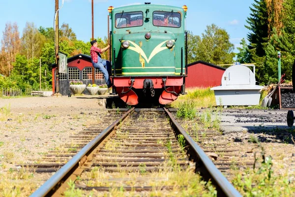 Uppsala Zweden Jul 2019 Treinbestuurder Klimmend Een Oude Dieselmotor — Stockfoto