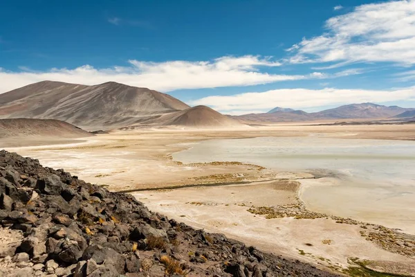チリの砂漠でラグーンの美しいショット — ストック写真