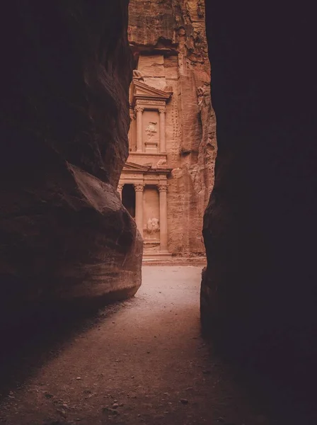 在巨大的岩石后面看到的约旦历史上著名的Petra Wadi的垂直照片 — 图库照片