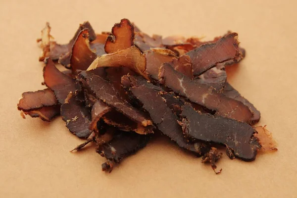 Biltong Gedroogd Vlees Een Houten Plank Dit Een Traditionele Snack — Stockfoto