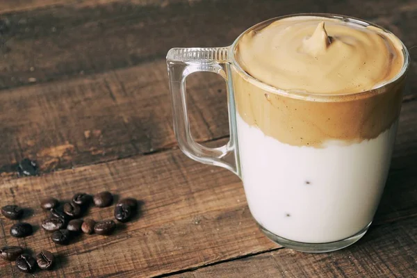 Eine Nahaufnahme Von Eiskaffee Dalgona Flauschig Cremig Geschlagener Kaffee — Stockfoto