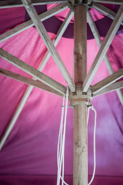 粉红太阳伞木制框架的低角度照片 — 图库照片