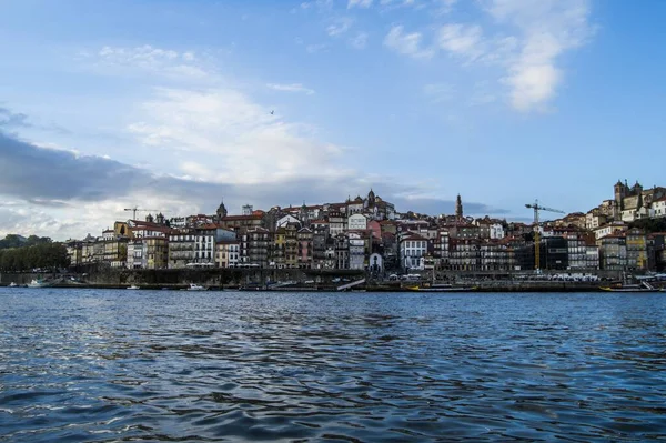 Foto Panoramica Fiume Douro Sotto Cielo Nuvoloso Oporto Portogallo — Foto Stock