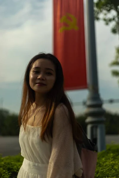 Eine Vertikale Flachbild Aufnahme Einer Asiatischen Frau Einem Weißen Kleid — Stockfoto