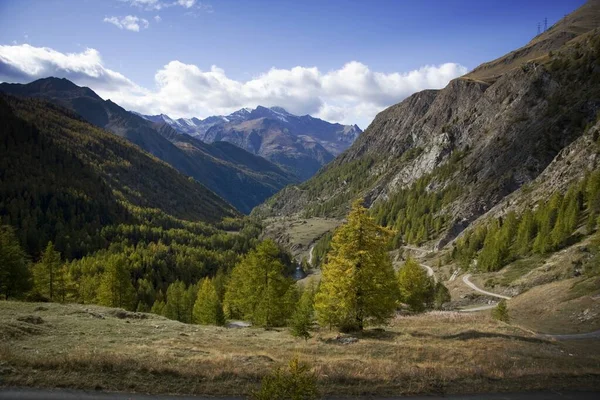 Ett Landskap Berg Täckt Grönska Blå Himmel Dagen Trevligt För — Stockfoto