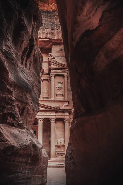 在巨大的岩石后面看到的约旦历史上著名的Petra Wadi的垂直照片 — 图库照片