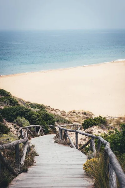 Eine Vertikale Aufnahme Eines Holzweges Zum Strand Durch Einen Felsigen — Stockfoto