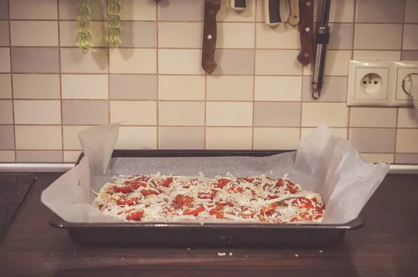 Uma Pizza Caseira Com Queijo Tomate Uma Placa Forno — Fotografia de Stock