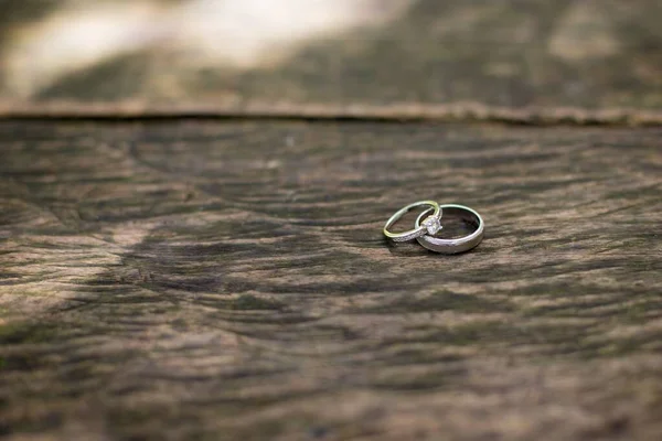 Tiro Close Alianças Casamento Para Homem Uma Mulher Uma Superfície — Fotografia de Stock