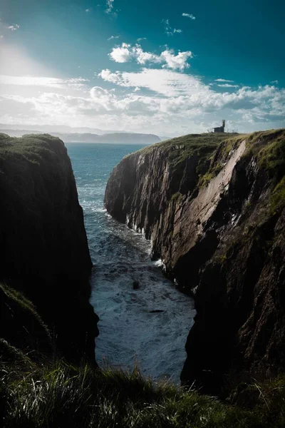 Vertical Aerial Shot Cliffs Sea Background Sunlight — Stock Photo, Image