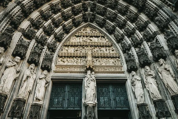 Πόρτες Και Αγάλματα Του Καθεδρικού Ναού Της Κολωνίας Την Ημέρα — Φωτογραφία Αρχείου