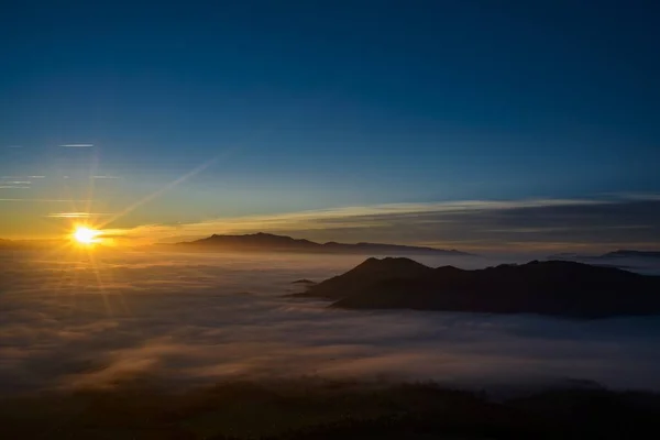 Die Landschaft Mit Blick Auf Die Berge Bei Sonnenuntergang — Stockfoto