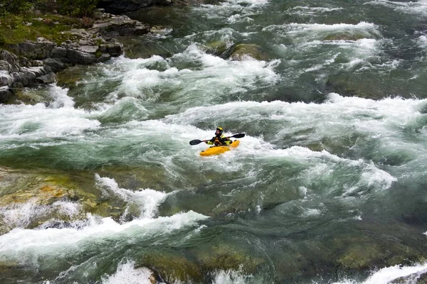 Gyönyörű Táj Rafting Hegyi Folyón Patak Folyik Között Hatalmas Kövek — Stock Fotó