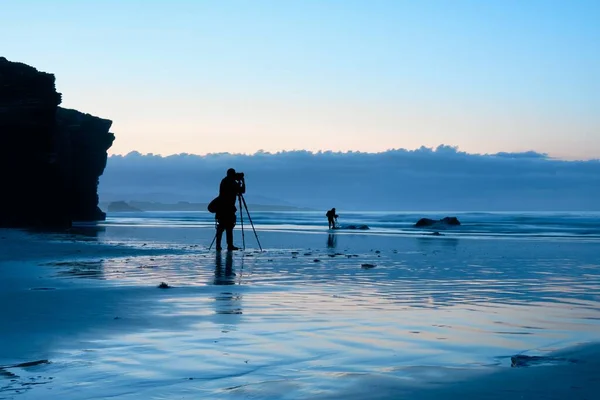 Landscape Shot Photographers Standing Coast Blue Evening — Stock Photo, Image