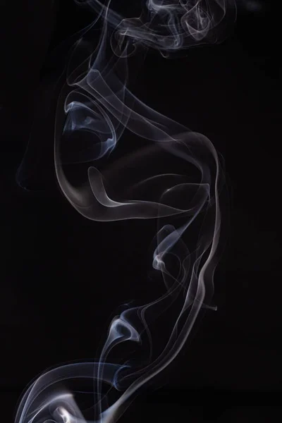 黒い背景に隔離された煙の抽象的な渦 — ストック写真