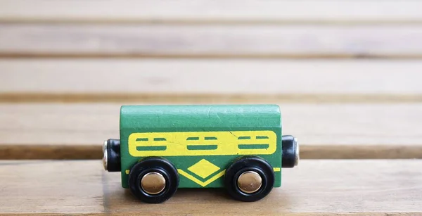 Egy Közeli Felvétel Egy Miniatűr Vonatról Asztalon — Stock Fotó