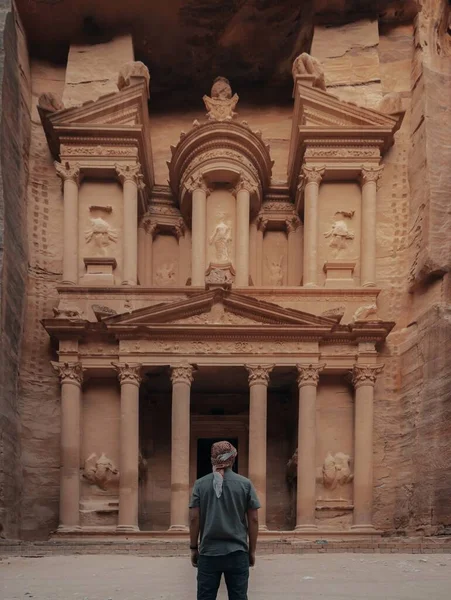 Ein Mann Mit Kopftuch Steht Vor Dem Historischen Petra Wadi — Stockfoto