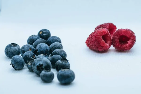 Verse Bosbessen Frambozen Geïsoleerd Een Witte Achtergrond — Stockfoto