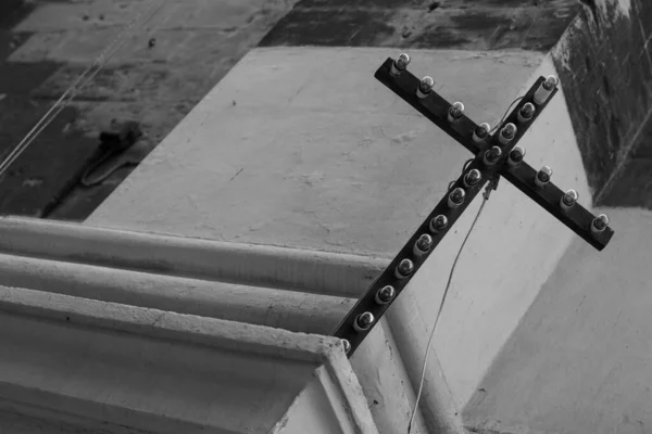 马耳他瓦莱塔一座教堂正面一个十字架的特写镜头 — 图库照片