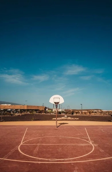 Eine Vertikale Aufnahme Eines Basketballfeldes Mit Dem Basketballkorb Unter Blauem — Stockfoto