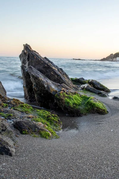 바위는 바다의 해변에 이끼로 — 스톡 사진