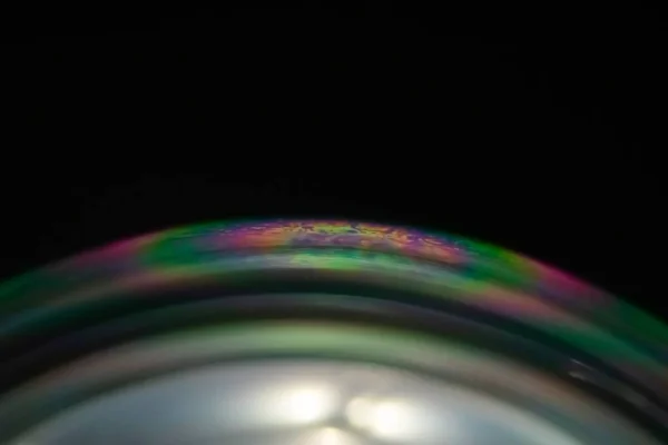 Siyah Arka Planda Izole Edilmiş Renkli Bir Sabun Köpüğünün Yüzeyi — Stok fotoğraf