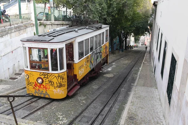 Lisbona Portogallo Novembre 2012 Tram Giallo Rotaia Sulla Collina Lisbona — Foto Stock