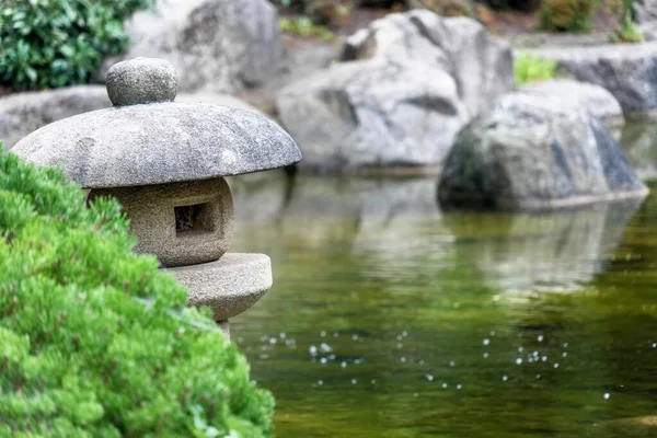 Nahaufnahme Eines Teiches Einem Japanischen Garten Mit Einer Traditionellen Steinlaterne — Stockfoto