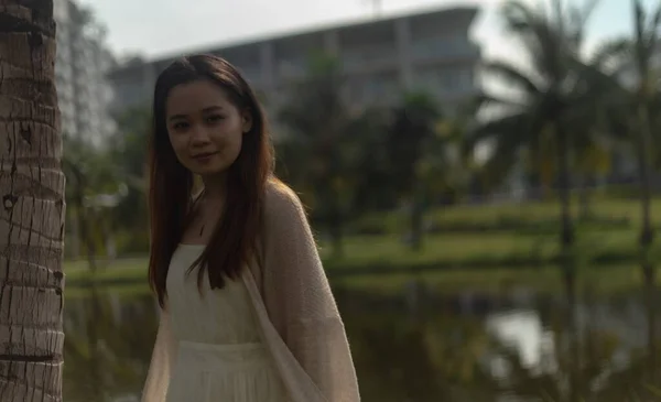 Sokaklarda Beyaz Elbise Giyen Asyalı Bir Kadının Sığ Odak Noktası — Stok fotoğraf