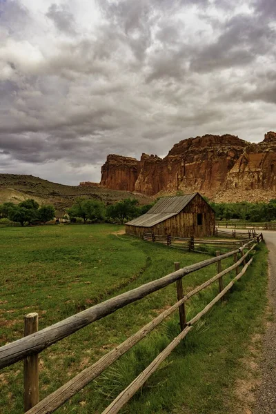 Uma Vista Fruita Barn Paisagem Rochosa Capitol Reef Utah Eua — Fotografia de Stock