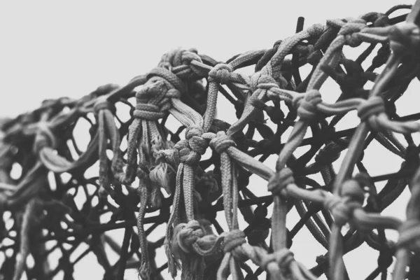 網を形成する絡んだロープの灰色のショット — ストック写真