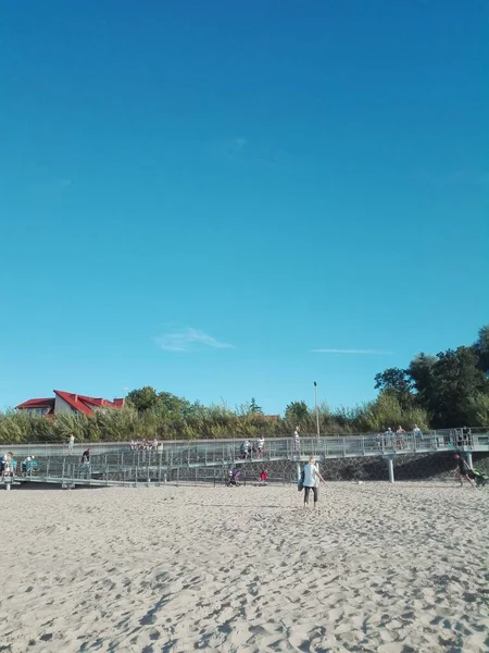 Sarbinowo Polónia Ago 2018 Pessoas Areia Uma Praia Tarde Durante — Fotografia de Stock