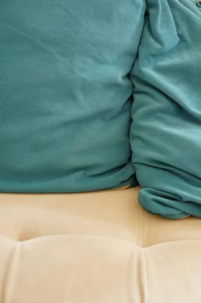 Mavi Yastıklı Krem Bir Kanepenin Dikey Görüntüsü — Stok fotoğraf