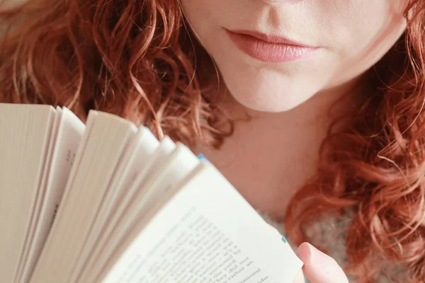 Een Close Shot Van Een Jonge Vrouw Met Rood Haar — Stockfoto