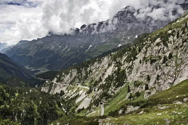 Een Betoverend Landschap Van Prachtige Bergen Onder Een Bewolkte Hemel — Stockfoto