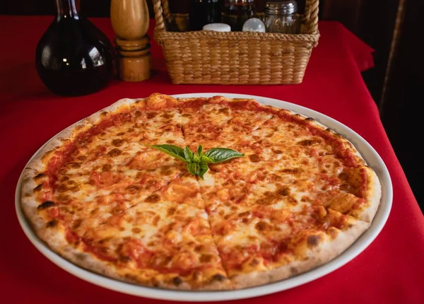 赤い表面の上に置かれたピザのクローズアップショット — ストック写真