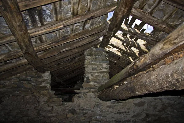 Interiér Staré Zničené Stodoly Dřevěným Stropem Pod Slunečním Světlem Dne — Stock fotografie