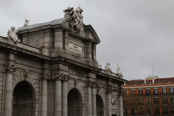 Νεοκλασικό Μνημείο Puerta Alcala Κάτω Από Τον Συννεφιασμένο Ουρανό Στη — Φωτογραφία Αρχείου